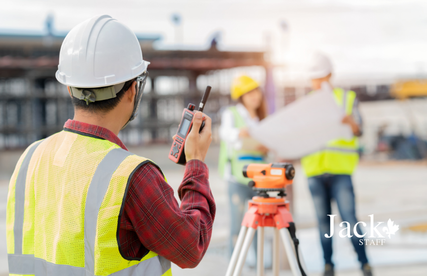 L'arpenteur : l'œil précis qui bâtit les fondations invisibles de nos chantiers